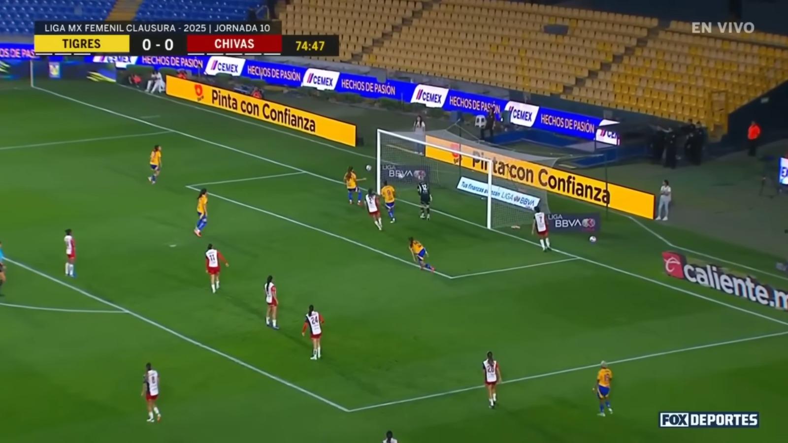 Tigres UANL中場Lizbeth Ovalle後腳,令對手門將無從撲救。(影片截圖)