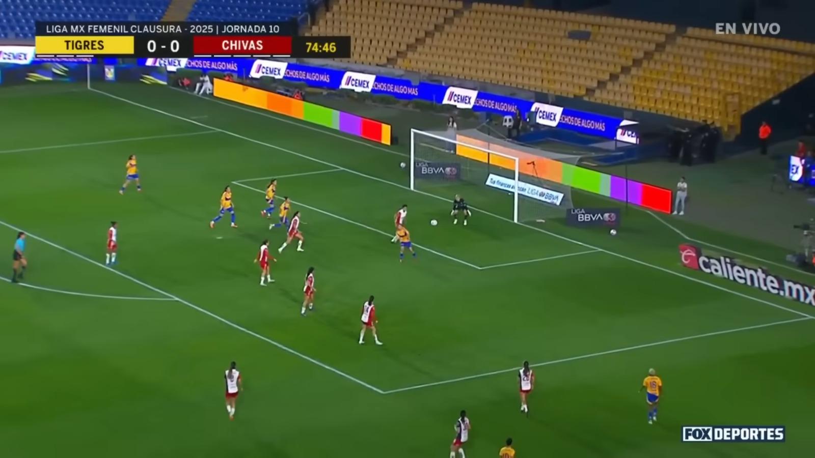 Lizbeth Ovalle初時側身,後來改為背門而立。(影片截圖)