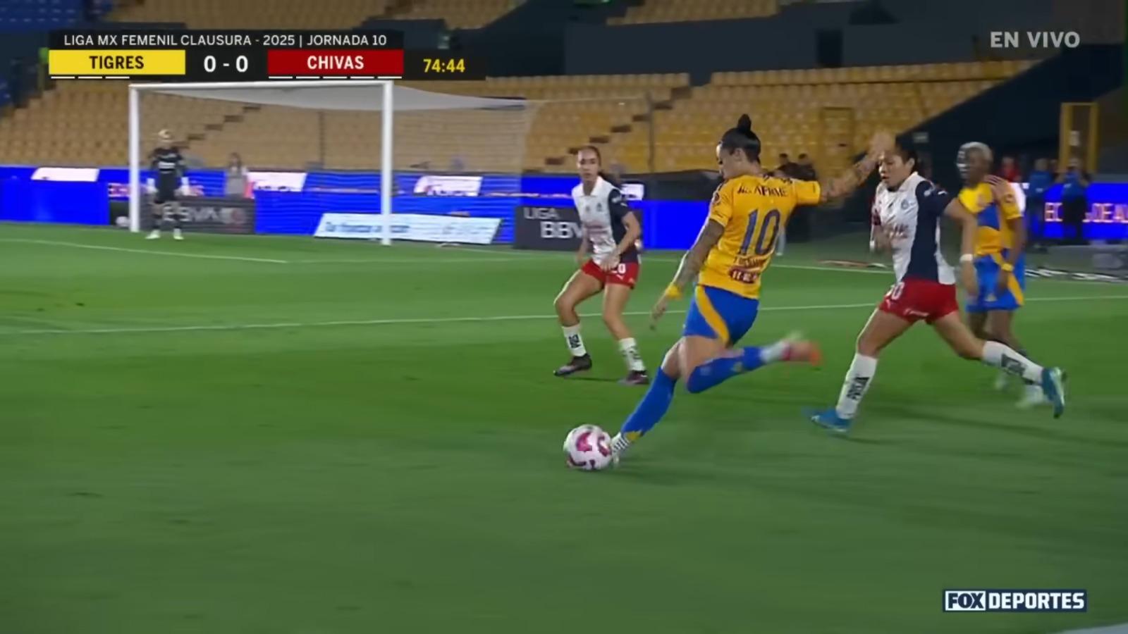 隊友在右路以左腳斬中,Lizbeth Ovalle在禁區內接應。(影片截圖)