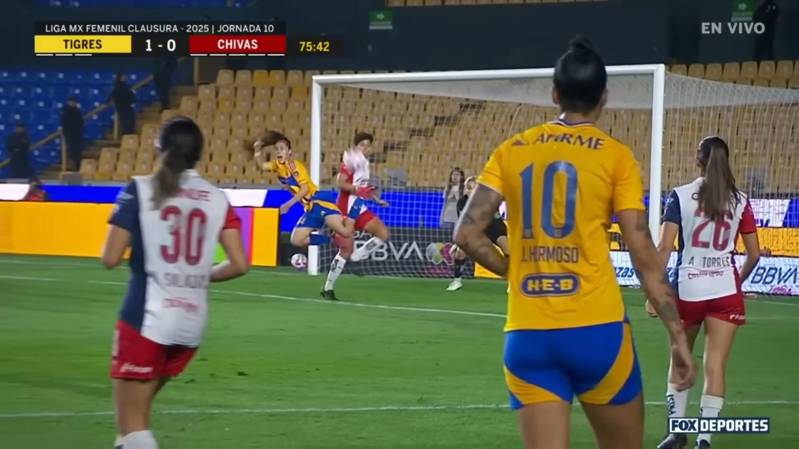 Lizbeth Ovalle背向門框伸出後腳攻門。(影片截圖)