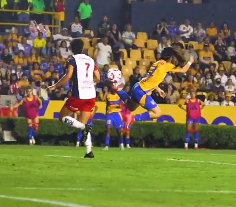 Lizbeth Ovalle「蠍子腳」攻門成為金球。(影片截圖)