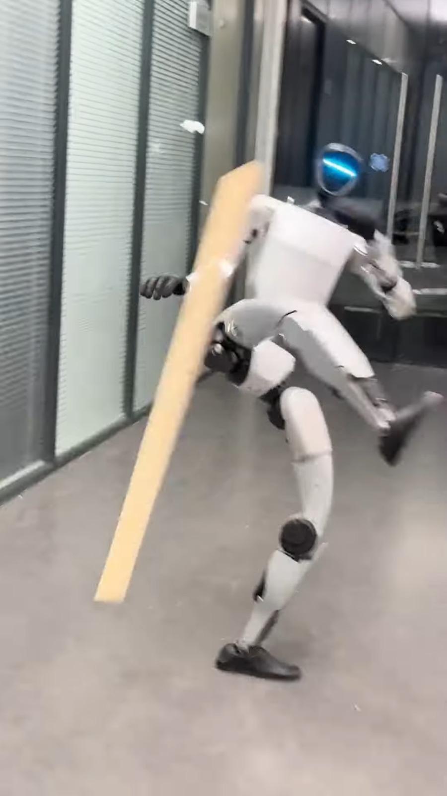 Unitree G1機械人採用李小龍招牌動作踢飛人類手中的木棍。(影片截圖)