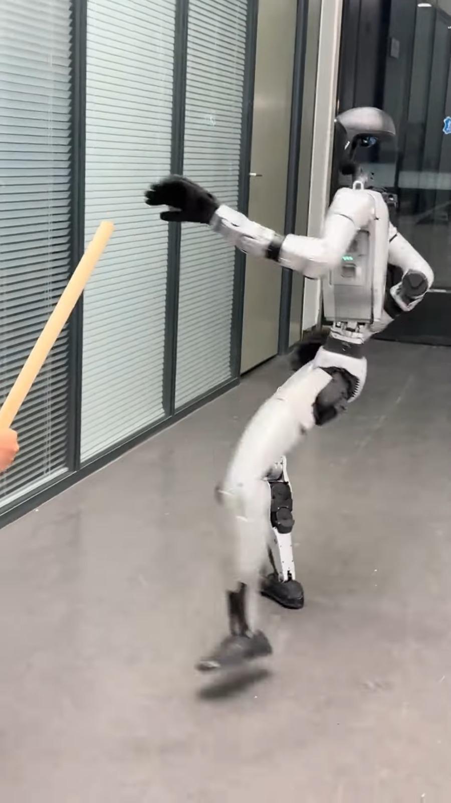 Unitree G1機械人採用李小龍招牌動作踢飛人類手中的木棍。(影片截圖)