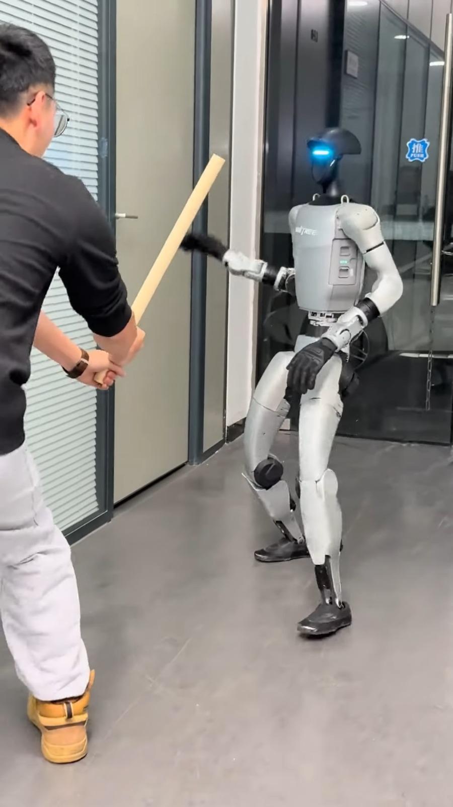 Unitree G1機械人架式十足。(影片截圖)