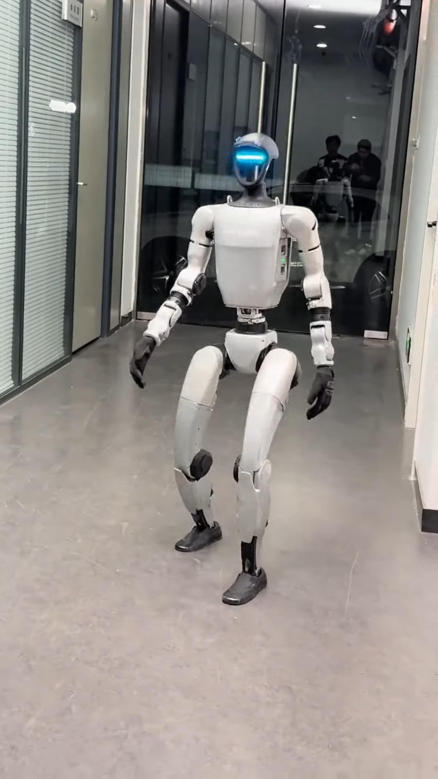 Unitree G1機械人起飛腳後仍站得十分穩。(影片截圖)