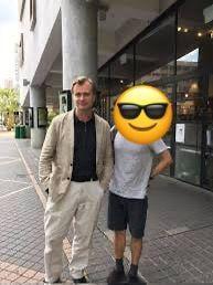 2017年曾有市民在百老滙電影中心外,捕獲名導Christopher Nolan。(網上圖片)