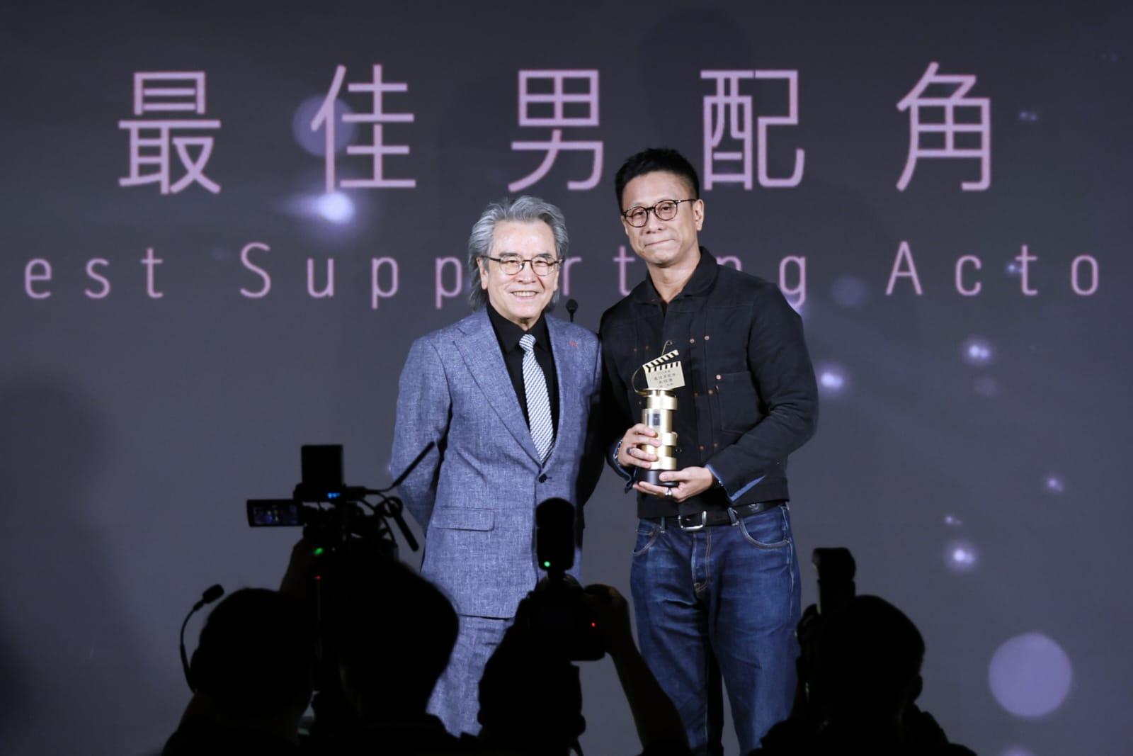 朱柏康在姜大衛手上,接過「香港導演會」出爐最佳男配角獎。
