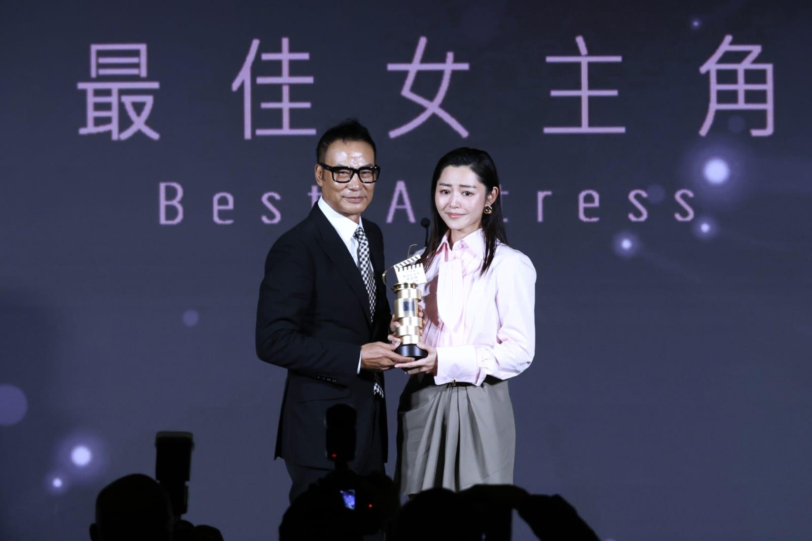 衛詩雅從任達華手上領香港電影導演會最佳女主角獎。(林俊源攝)