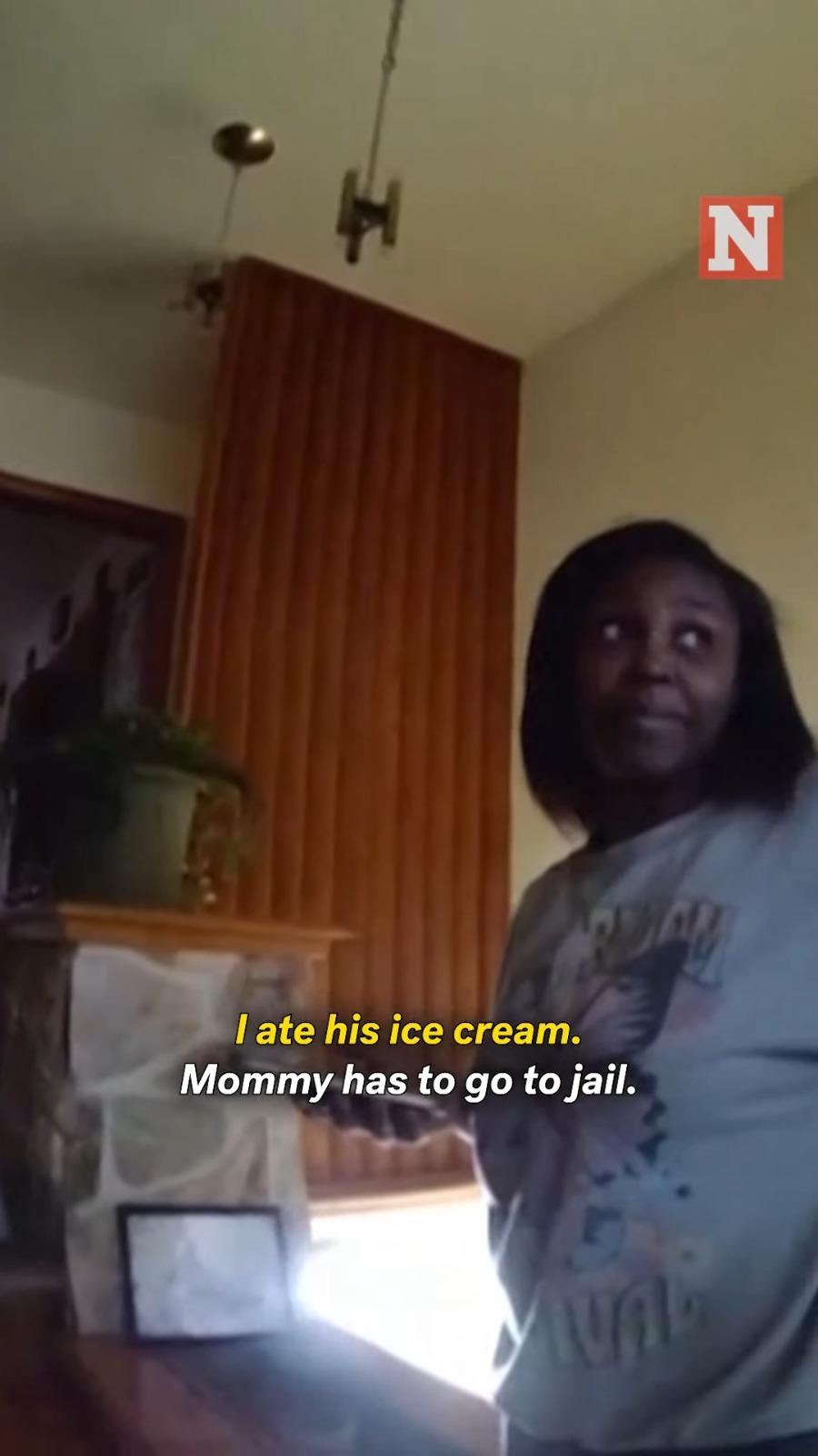 警方上門,證實母親吃了兒子的雪糕,令4歲童報警。(影片截圖)