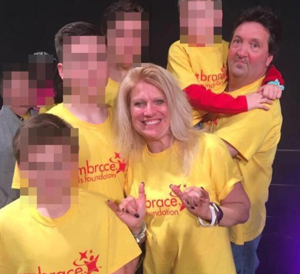 奇偉高斯基夫婦被鄰居槍傷,幸無生命危險。