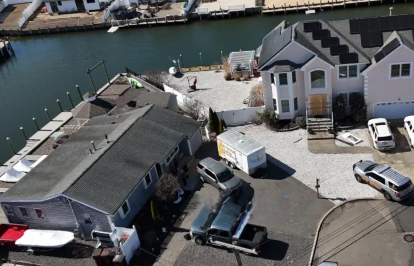 一名美國男子因不滿被鄰居的閉路電視對準,開槍打傷對方後自轟亡。