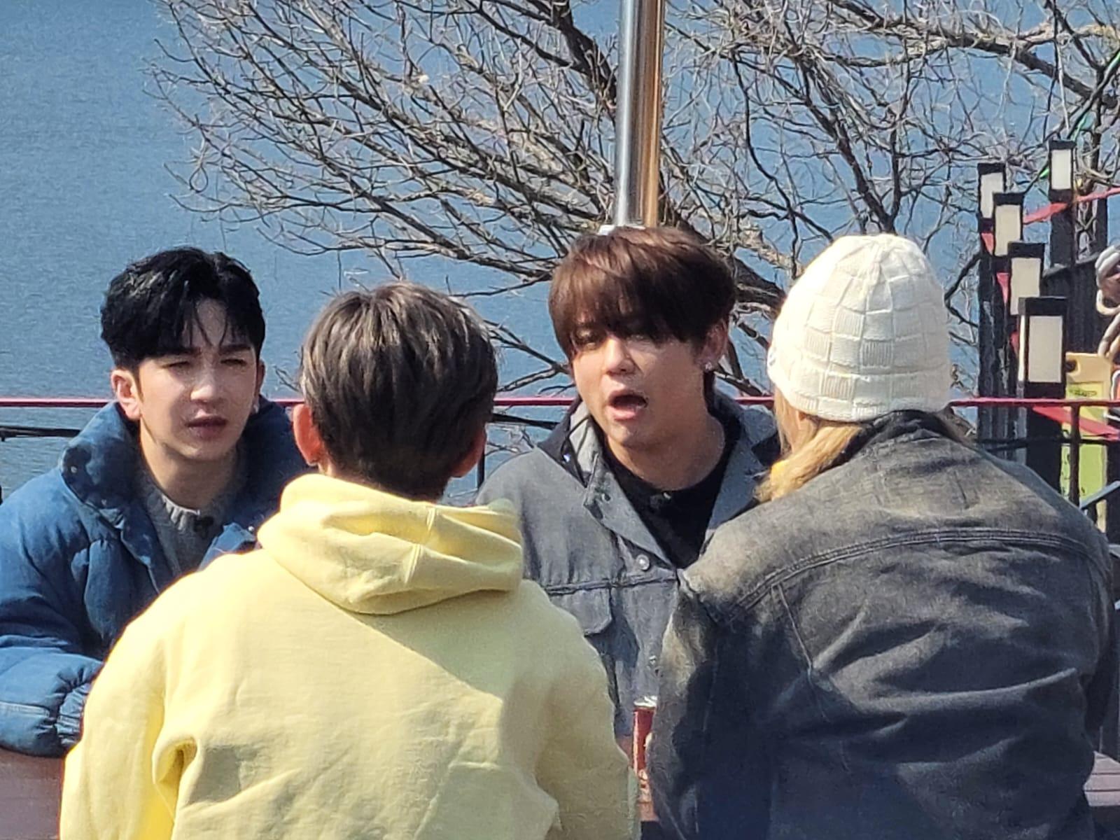 MIRROR「妹豬組」到南怡島拍攝,Anson Lo因為太曬只好瞇起眼睛,而姜濤就擘大個口。