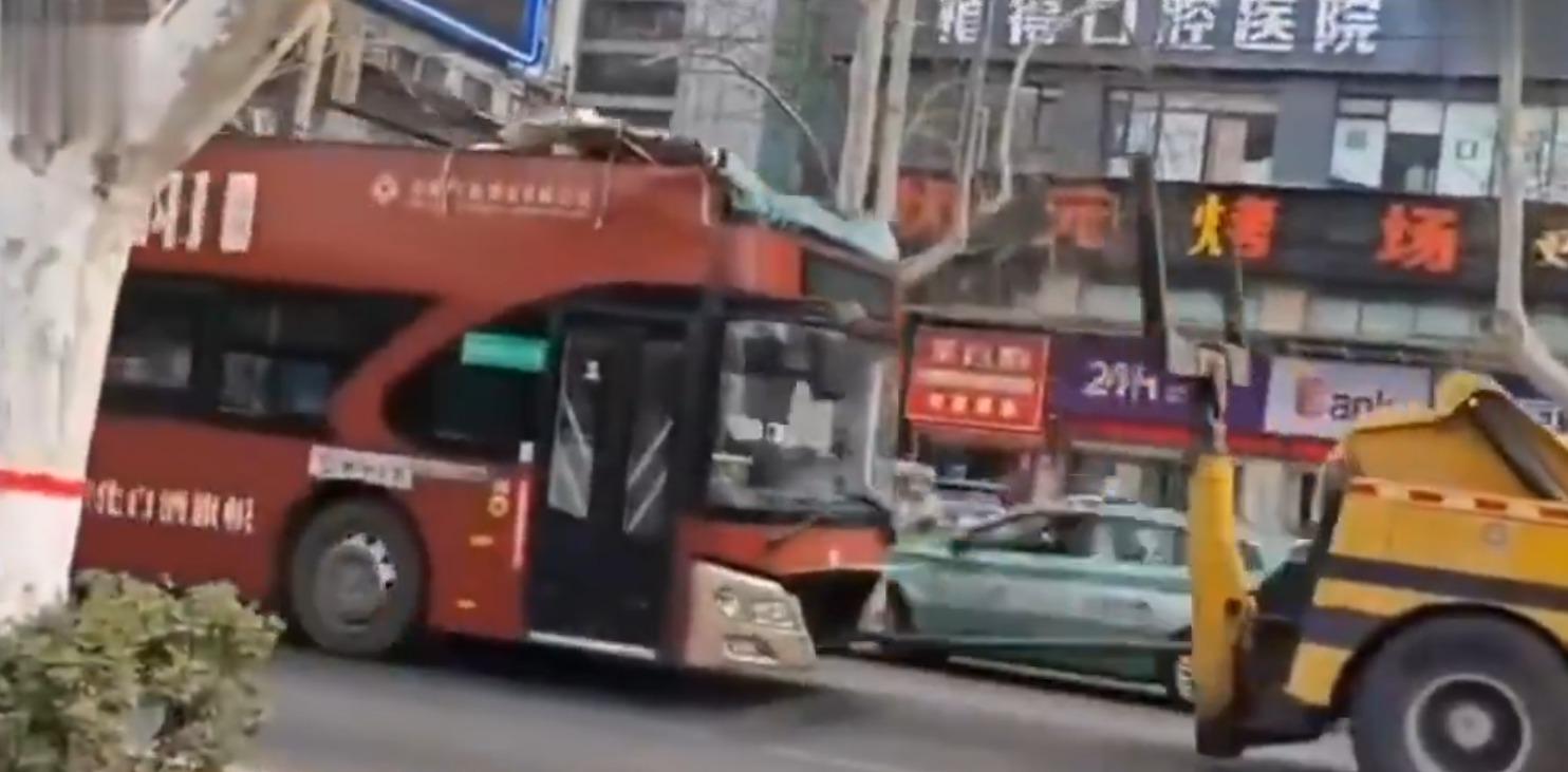 雙層巴士在意外後被拖走。(網上圖片)