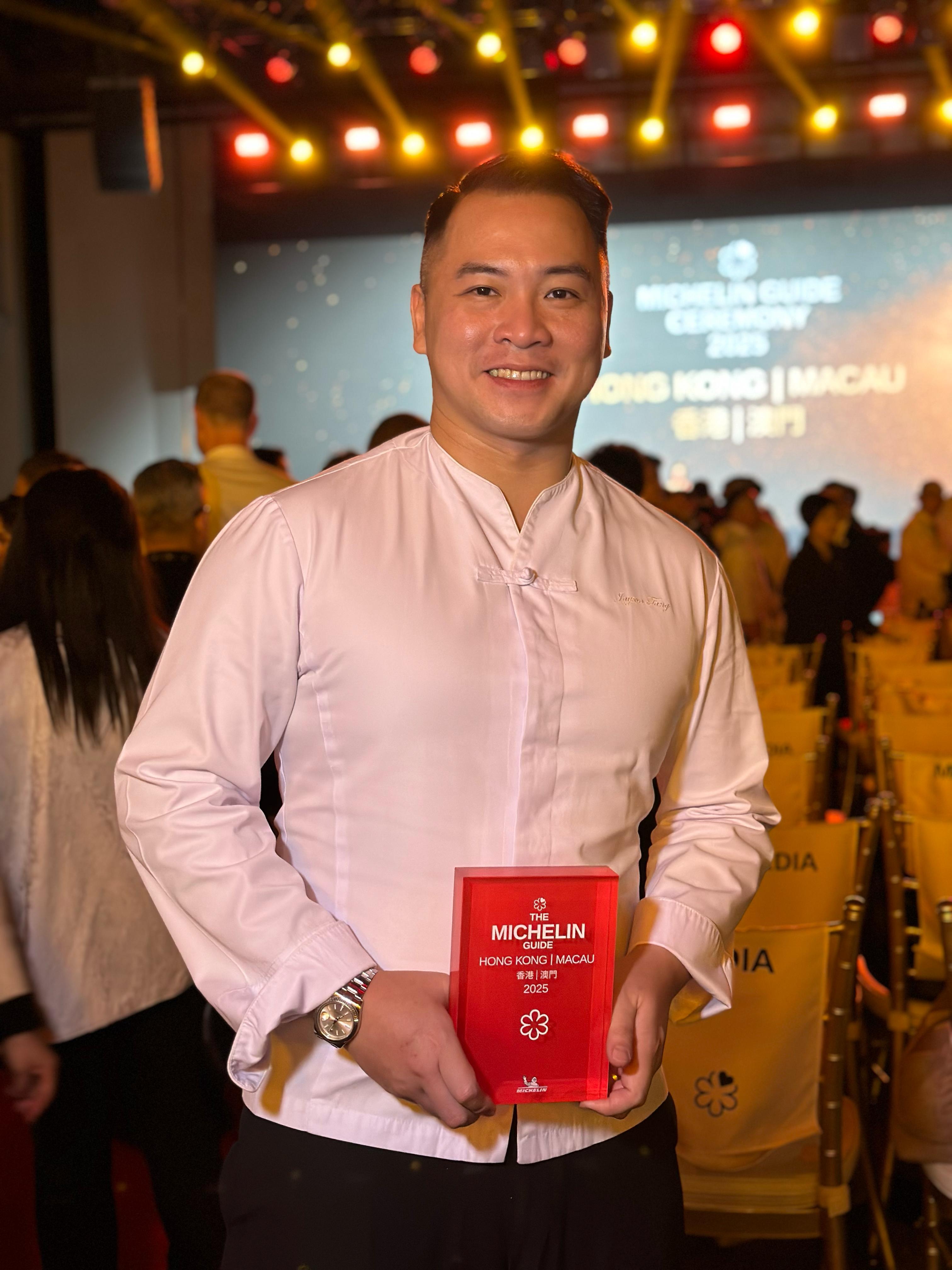 萬豪金殿行政總廚鄧家濠表示:「作為廚師繼續保持獲星,當然非常高興。香港是一個國際城市,能夠獲得一國際認可的奬項,對於餐飲業界整體形象、水平都有所提升,同時都起到一種正面鼓舞作用。」