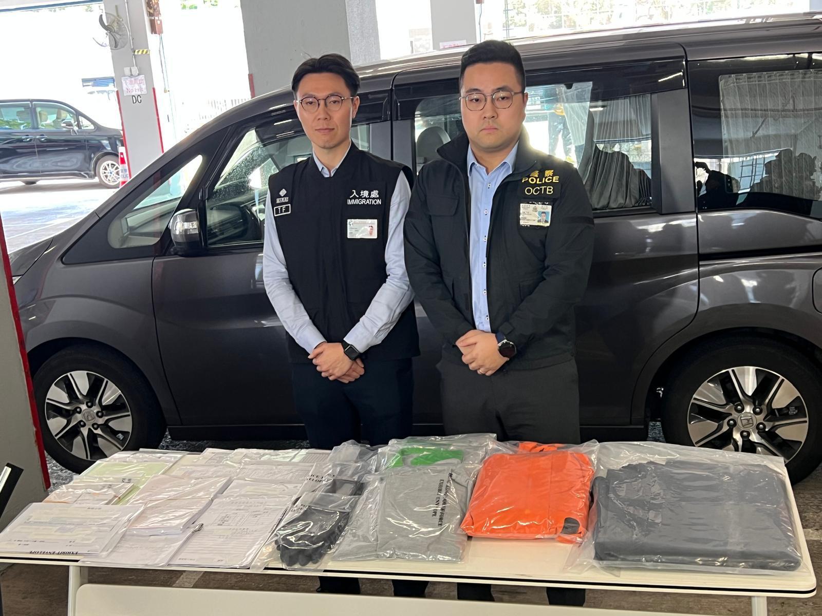 警方有組織罪案及三合會調查科高級督察鄧嘉豪(右)及入境事務處特遣隊入境事務主任梁顥樺(左)。