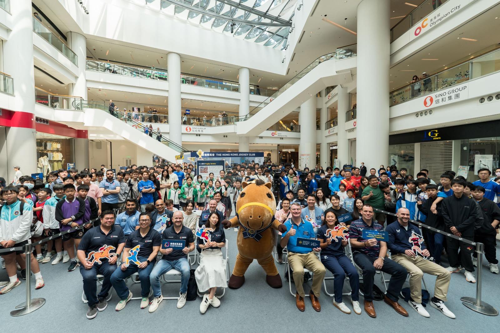 賽馬會社區七人欖球計劃2025展開,圖為奧海城舉行的賽馬會精英運動員分享會暨嘉年華。