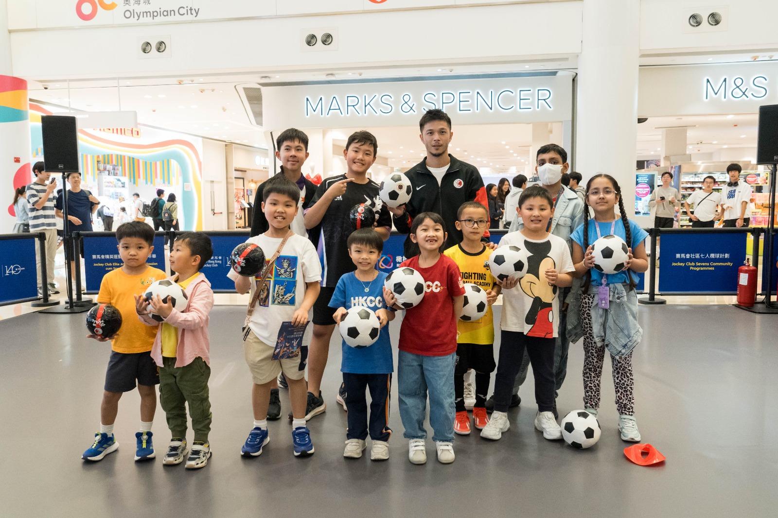 賽馬會社區七人欖球計劃2025展開,香港足球代表隊中場陳肇鈞與眾同樂。