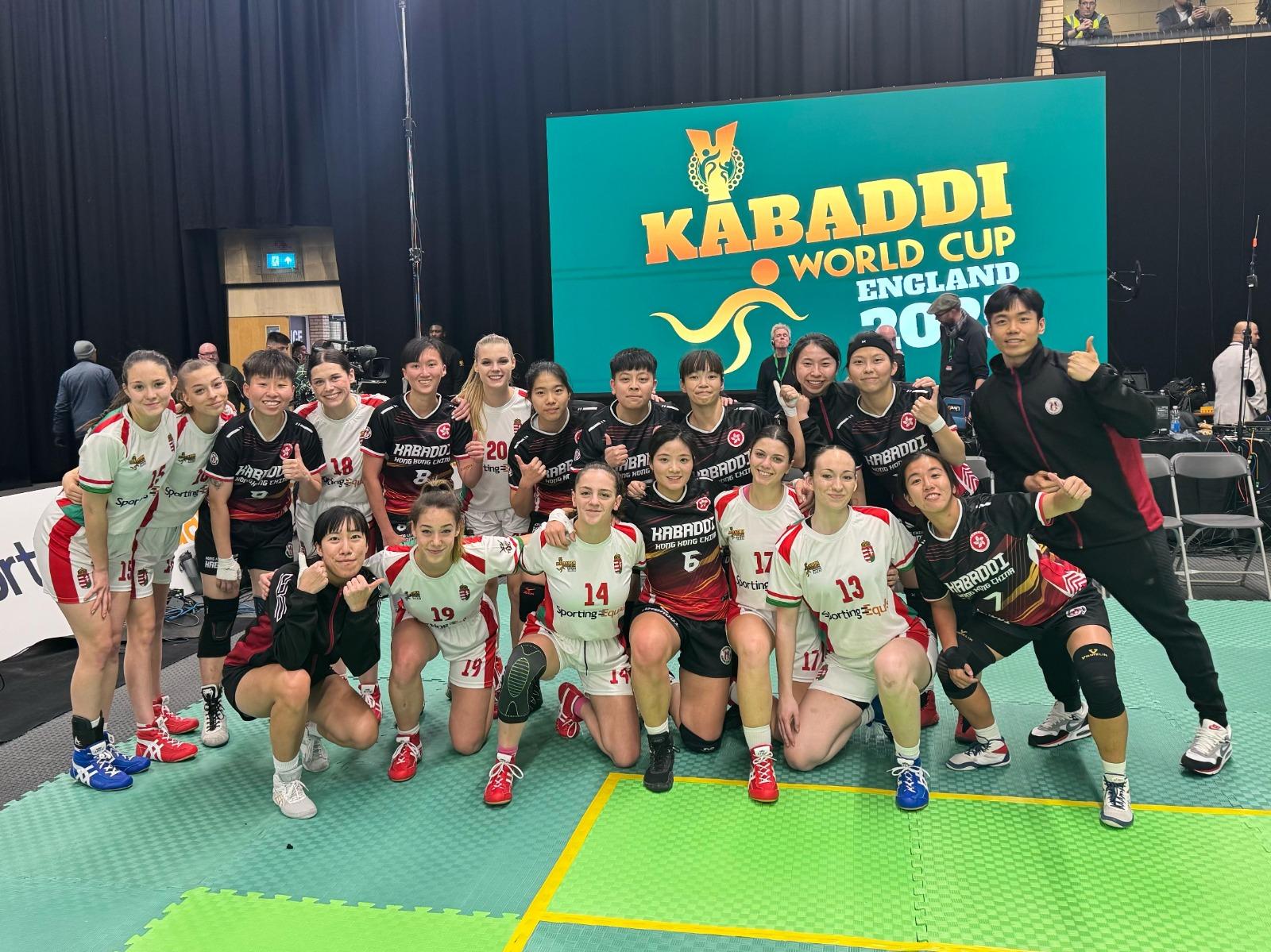 卡巴迪世界盃|香港卡巴迪體育聯會赴英國出戰,女隊與匈牙利大合照 。(香港卡巴迪體育聯會圖片)
