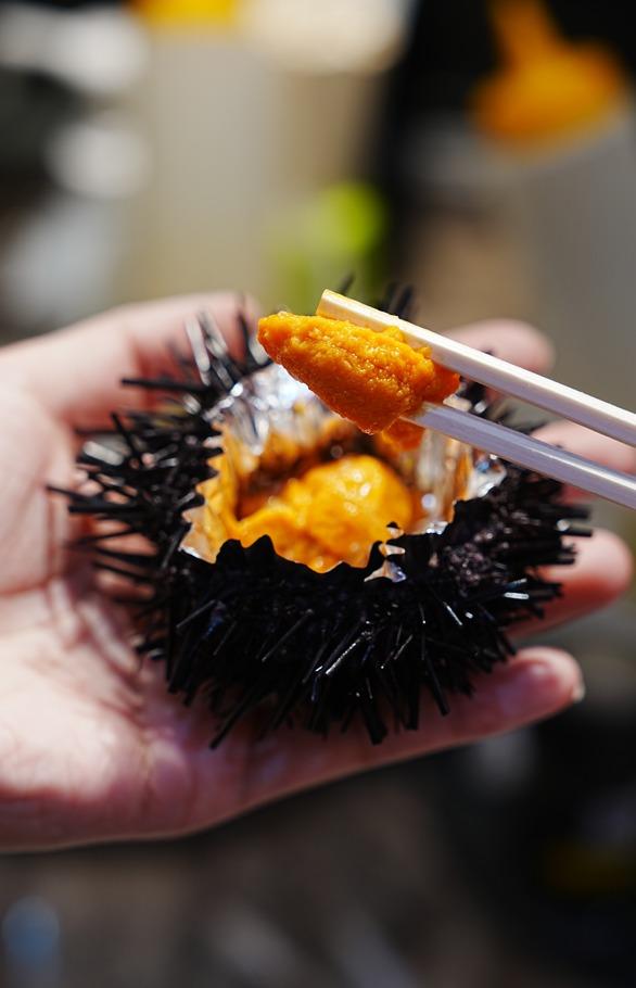 由超過170家商店及飲食店組成的金澤近江町市場,遊客可在海鮮檔即吃生蠔、海膽、牡丹蝦等海鮮,當中川木商店在場內頗有名氣。