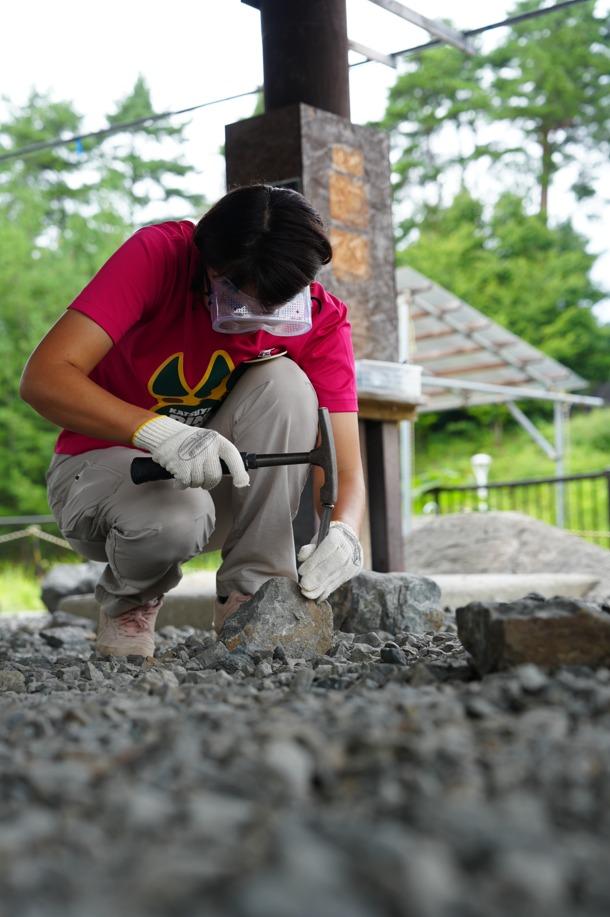 在Dokidoki 恐龍發掘樂園可以使用挖掘調查時實際使用的鐵鎚與鑿子,將恐龍生存的白堊紀時代的原石敲開。體驗挖掘化石的樂趣。