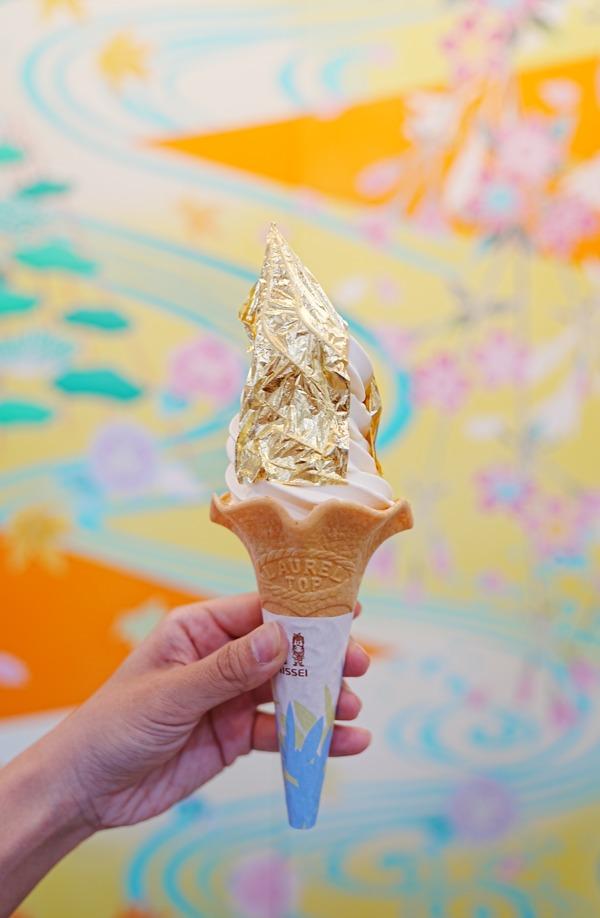 保留了加賀藩士、中級武士們房宅遺跡的長町武家屋敷跡,可以找到傳承了4代的和菓子村上,必吃金澤代表名物金箔雪糕。