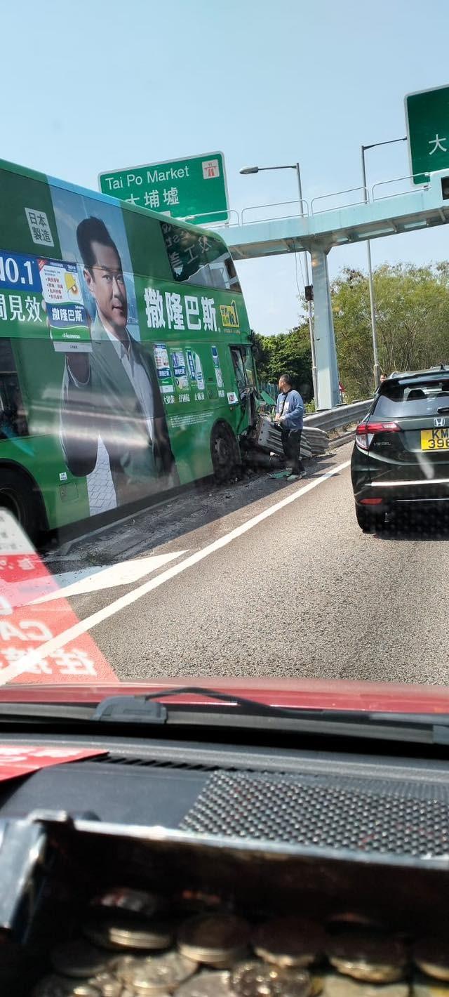 大埔吐露港公路九巴74X撞分隔護欄。(馬路的事討論區 Facebook)