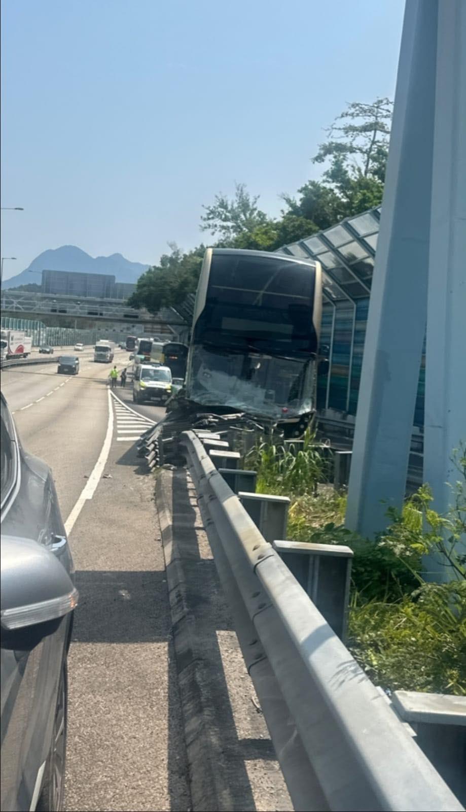 74X車頭嚴重損毀。(馬路的事討論區 Facebook)