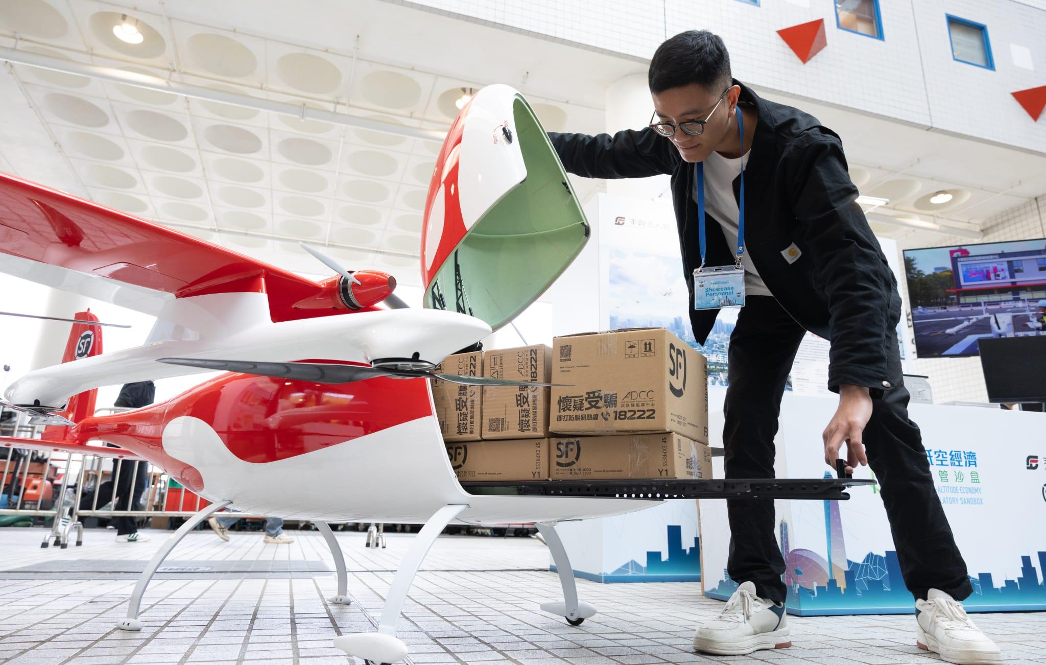 順豐介紹了自主研發的無人機,相比傳統貨車運輸,效率更高。(蘇文傑攝)