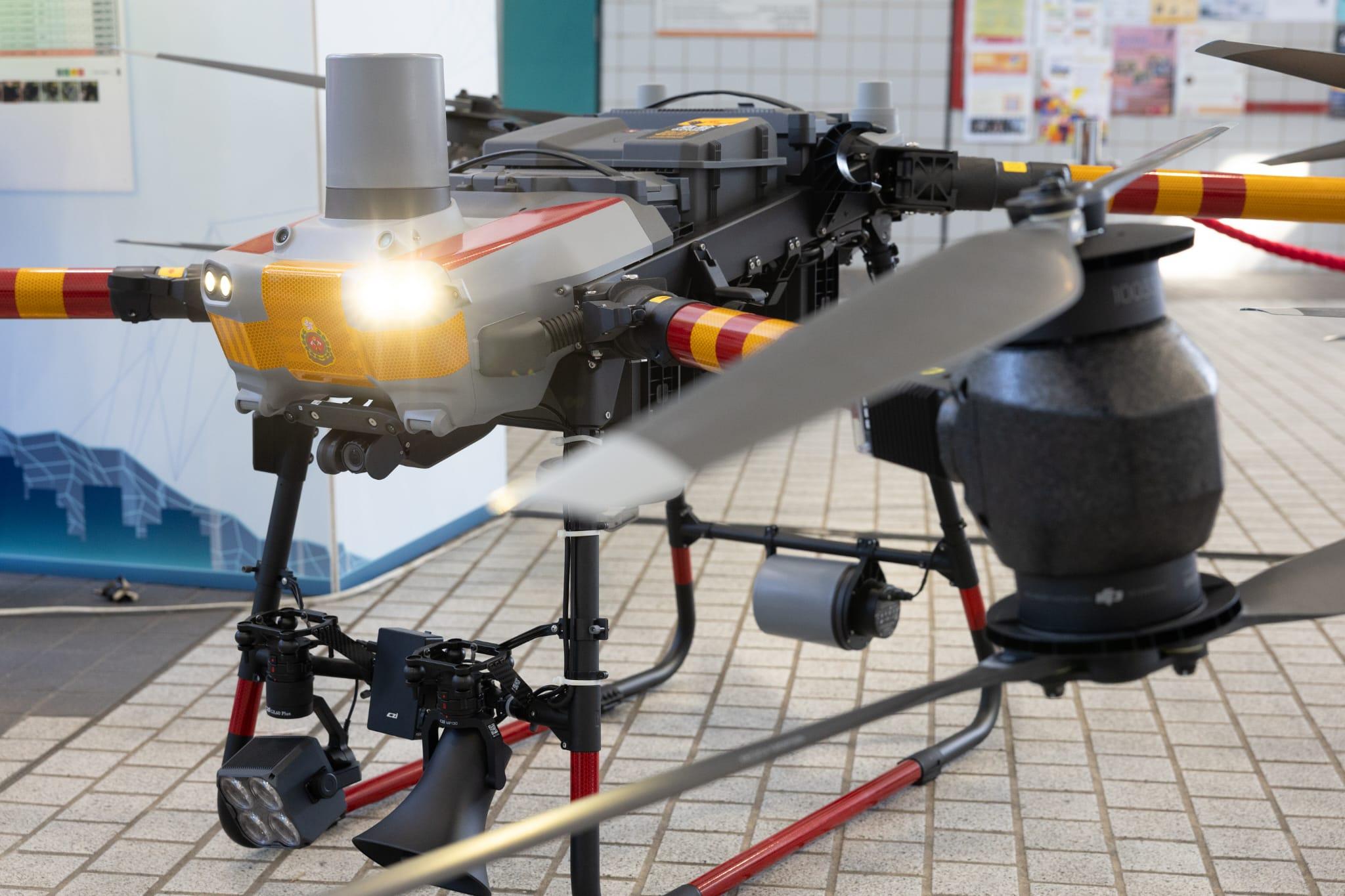 香港消防處展示了如何利用無人機配合影像分析軟件,縮短搜索和救援任務中定位求助者的時間。(蘇文傑攝)