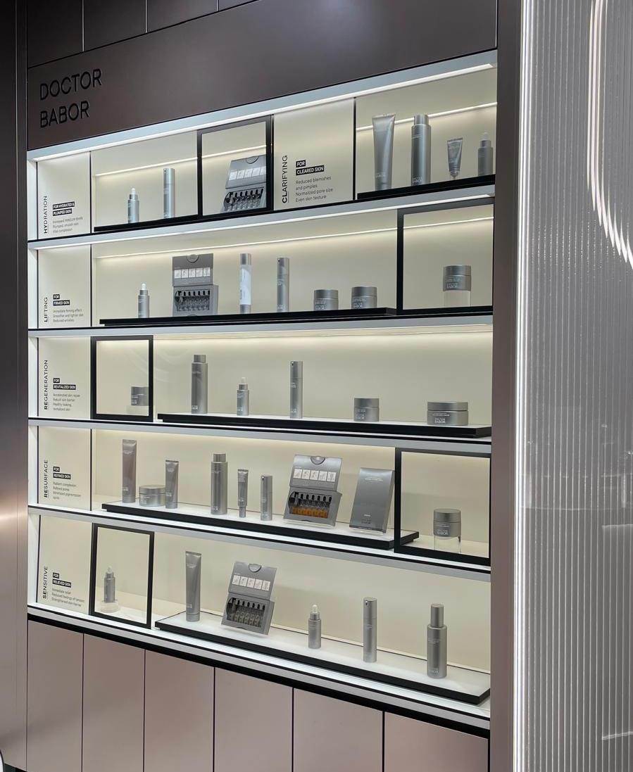 店內的系統化陳列,清晰展示針對各類肌膚需求的護膚系列。