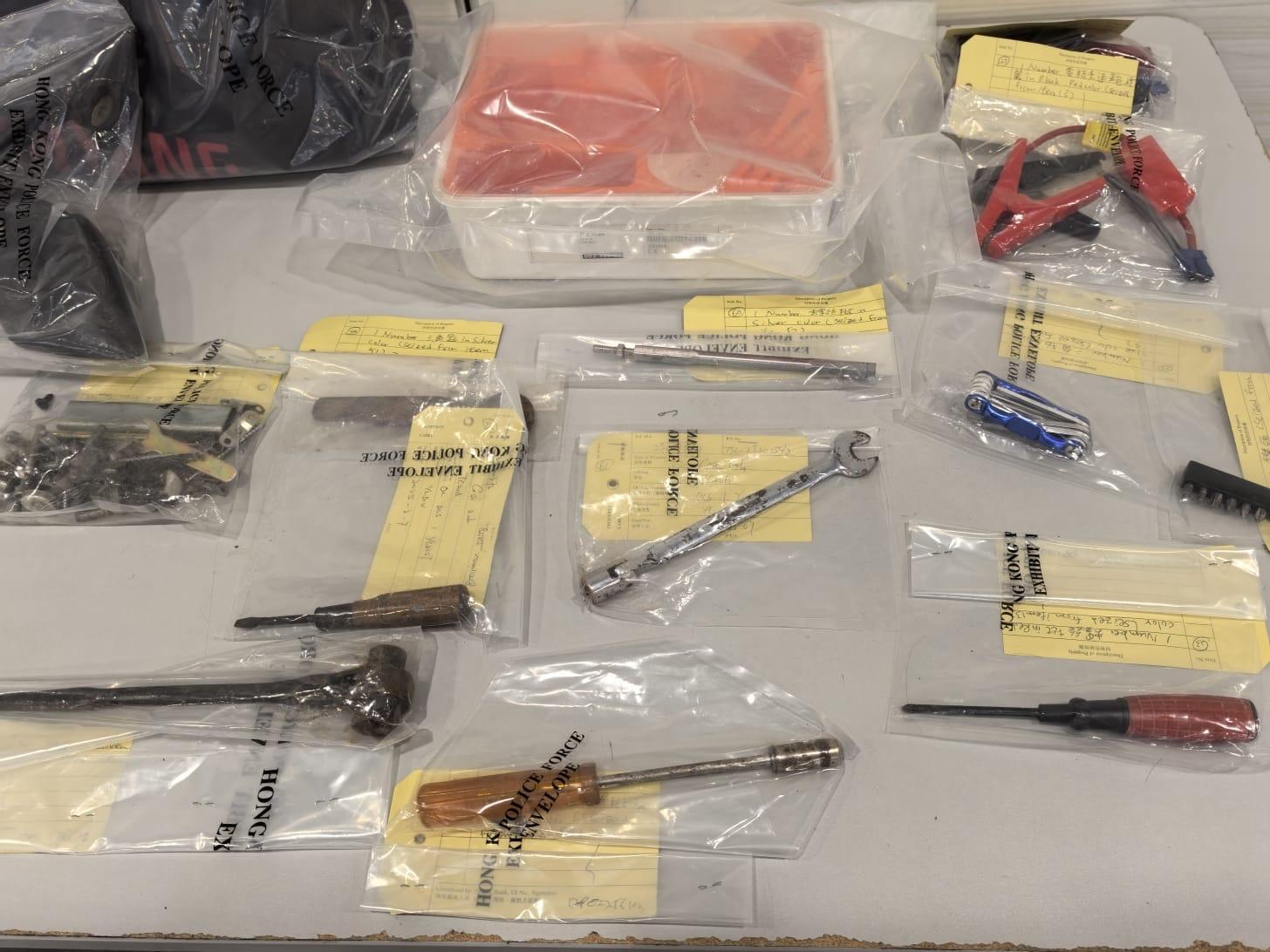 警方檢獲一批證物。