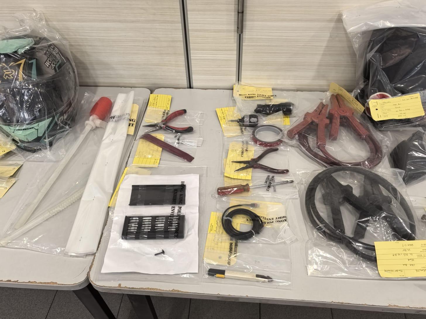 警方檢獲一批證物。