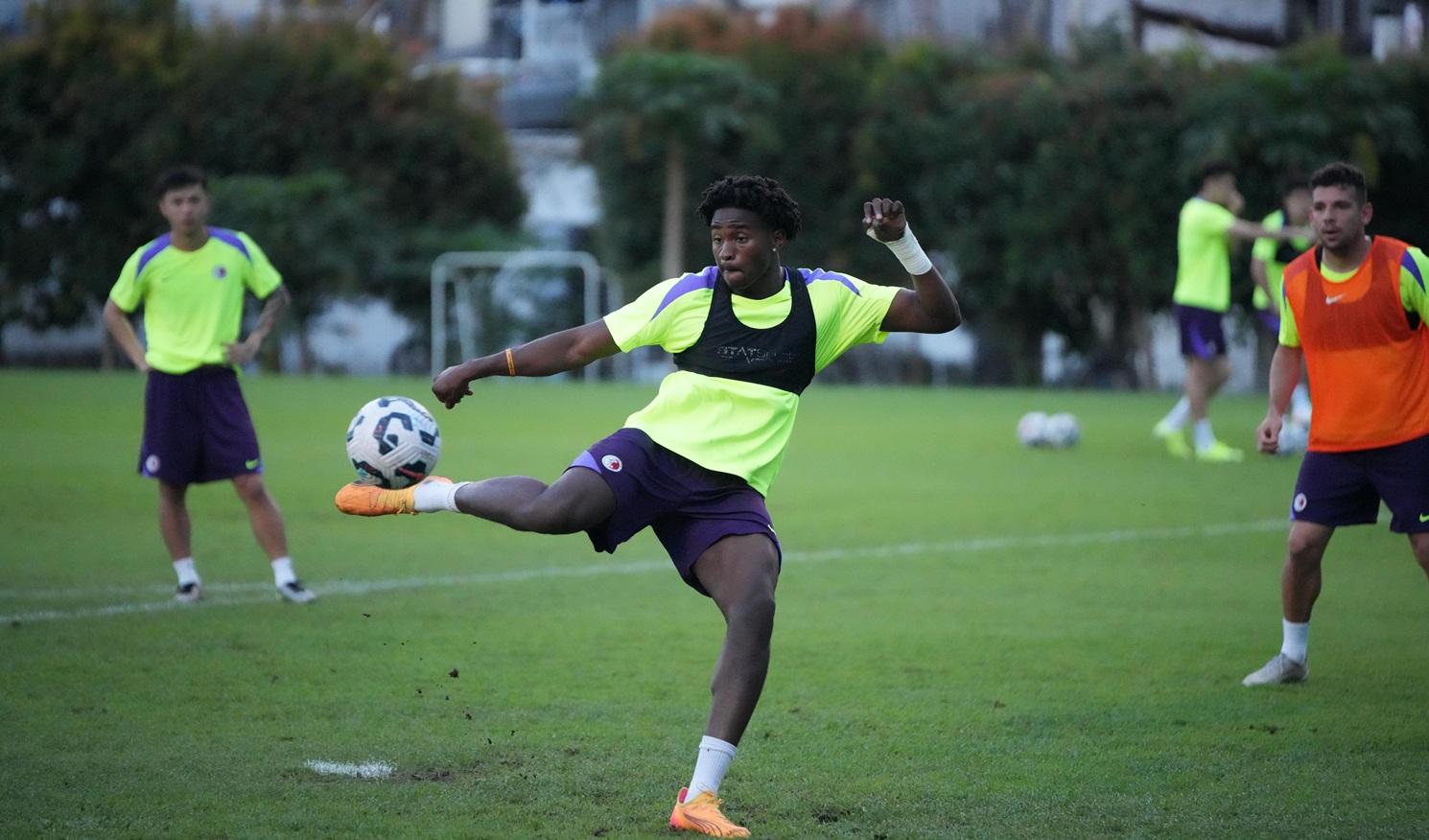 米高完成在緬甸的U22比賽在新加坡與球隊匯合。(香港足總圖片)