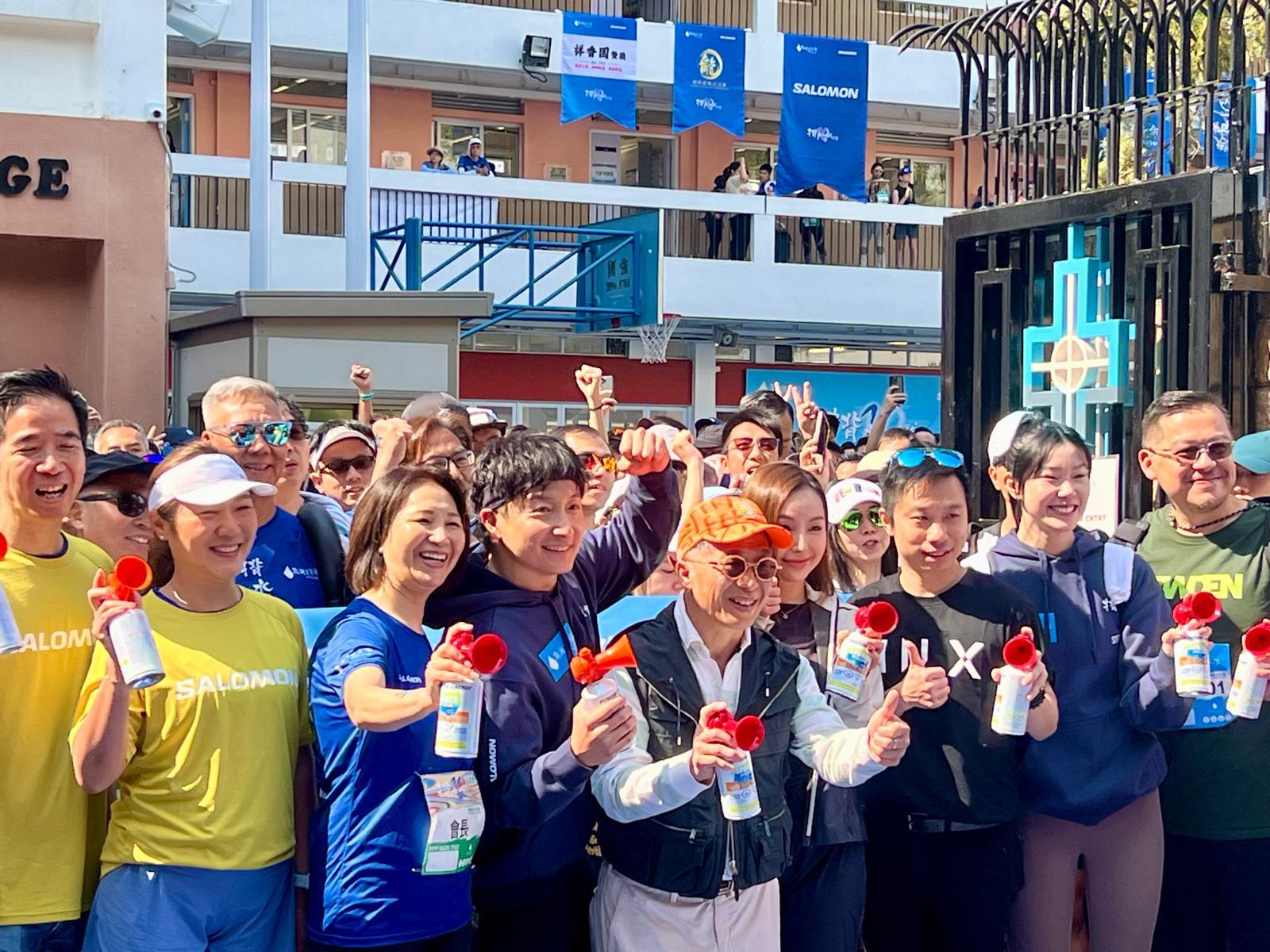 方力申主持「揹水一戰」起步禮。