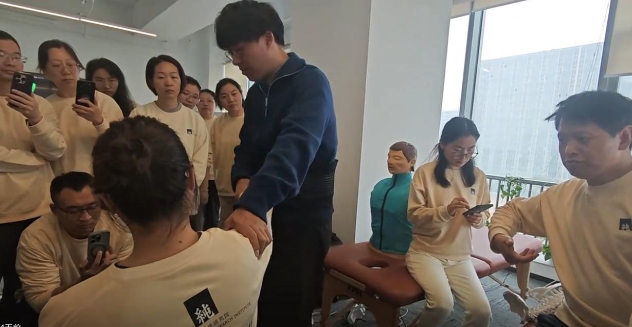 北大學霸張樂超曾一度被舊同學排擠。(影片截圖)