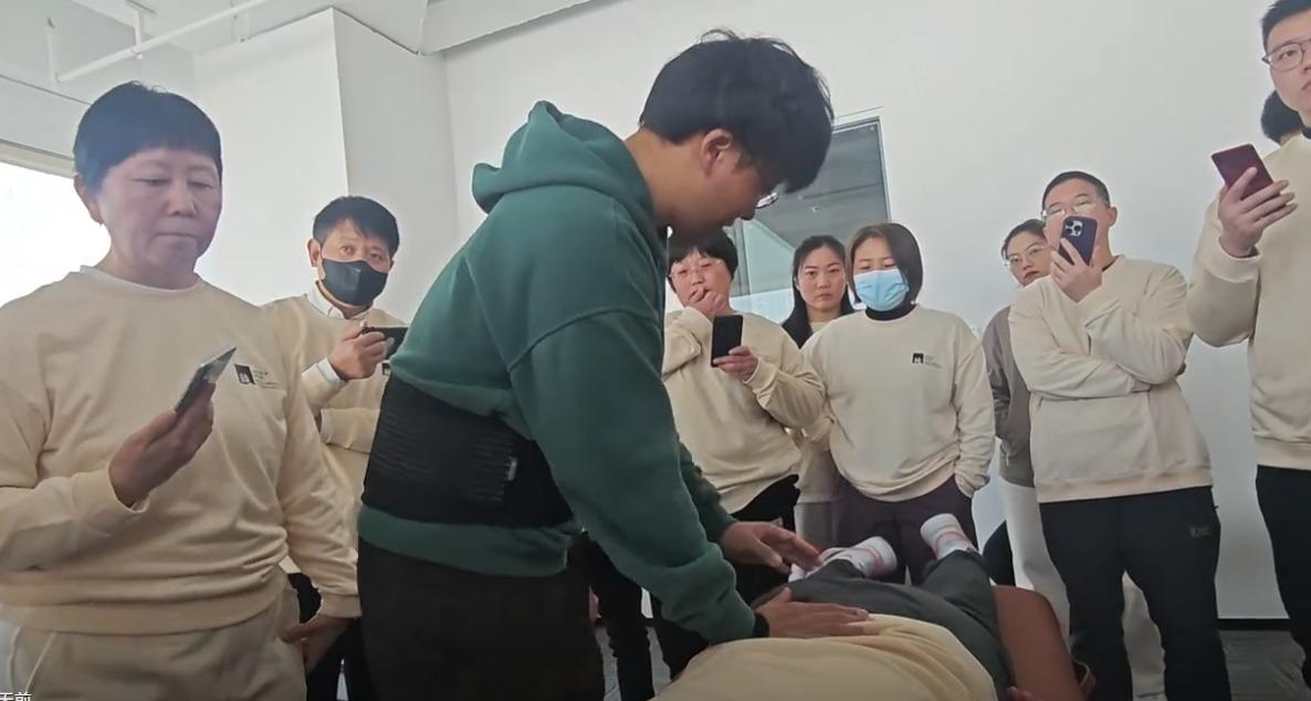 北大學霸張樂超從北大學霸變成正骨師。(影片截圖)