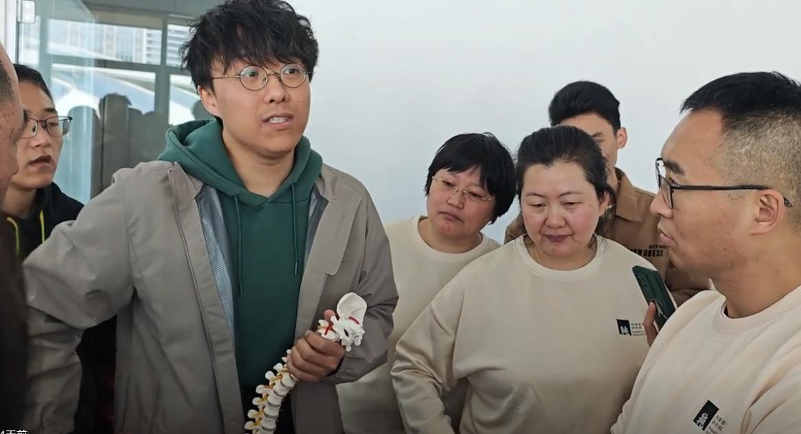 北大學霸張樂超爆紅後,獲邀請重新加入「北醫公衛學院一群」。(影片截圖)