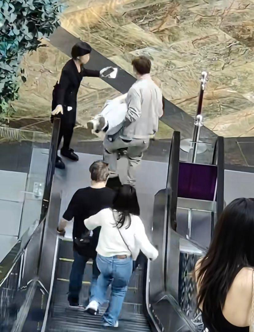 男子以「公主抱」將事主抱起。(小紅書影片截圖)