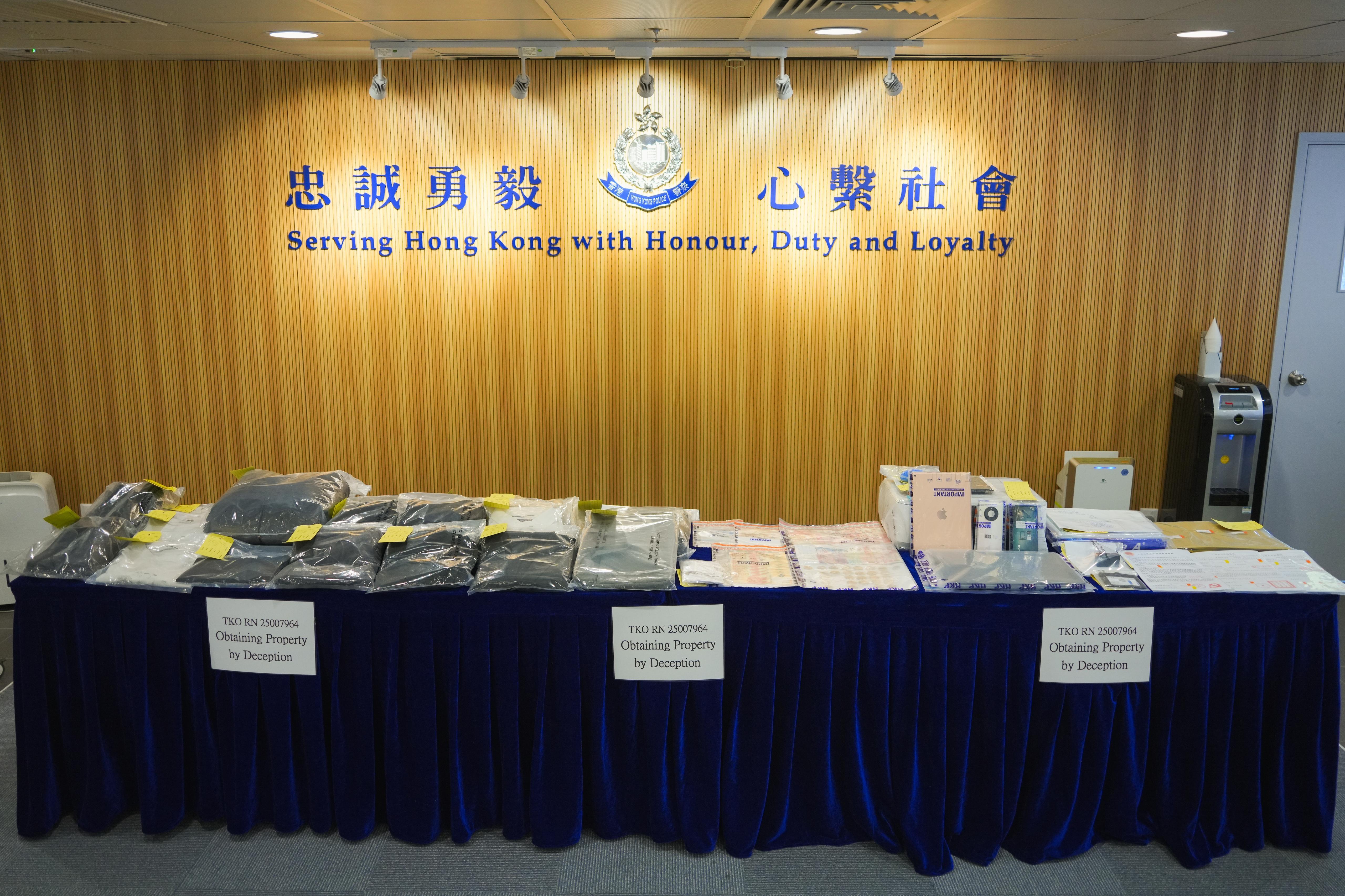 警方檢獲一批證物,包括犯案時的衣着。