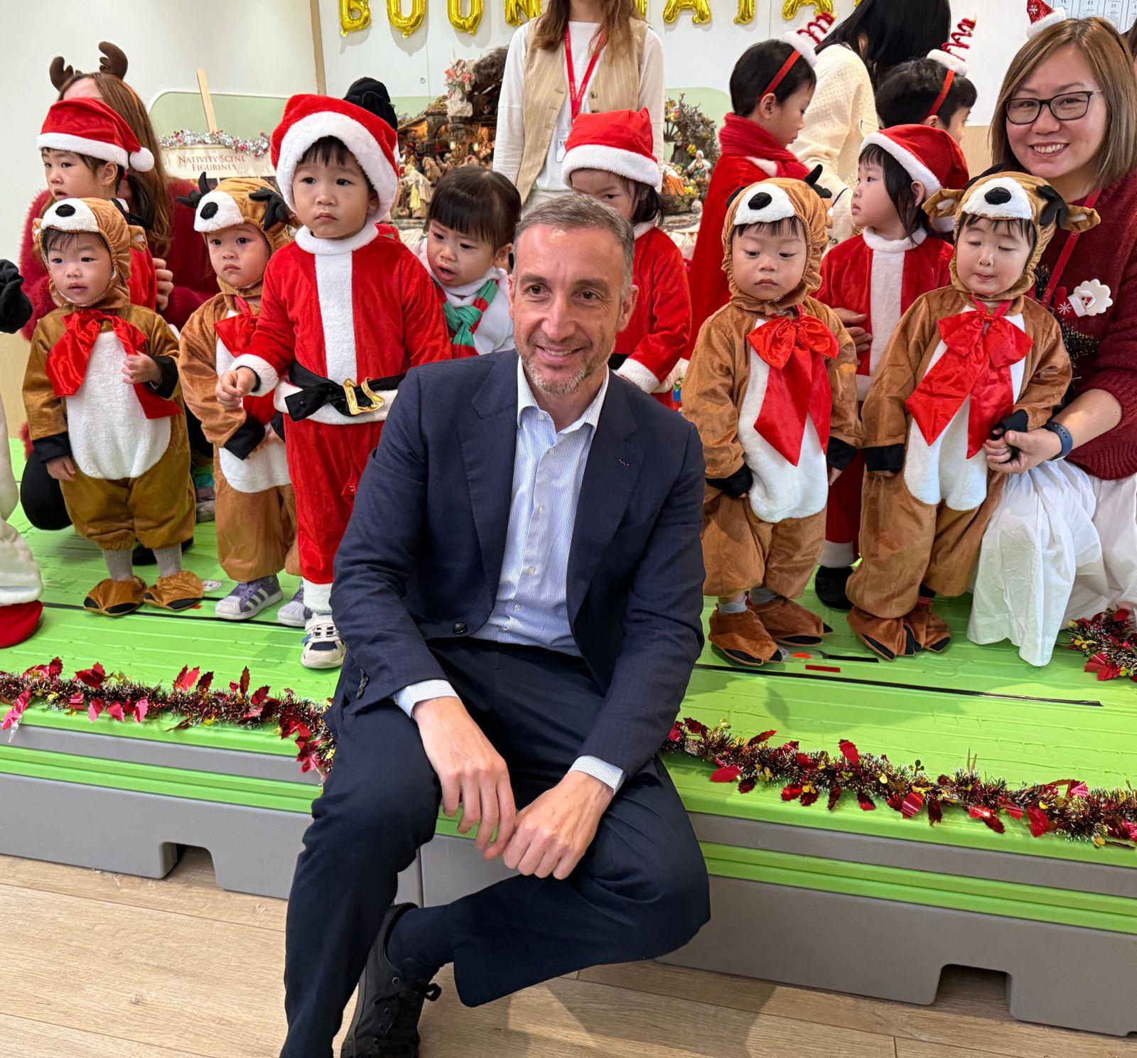 意大利駐港總領事Carmelo Ficarra現身支持學校聖誕活動。(圖片由學校提供,2024年12月14日拍攝)