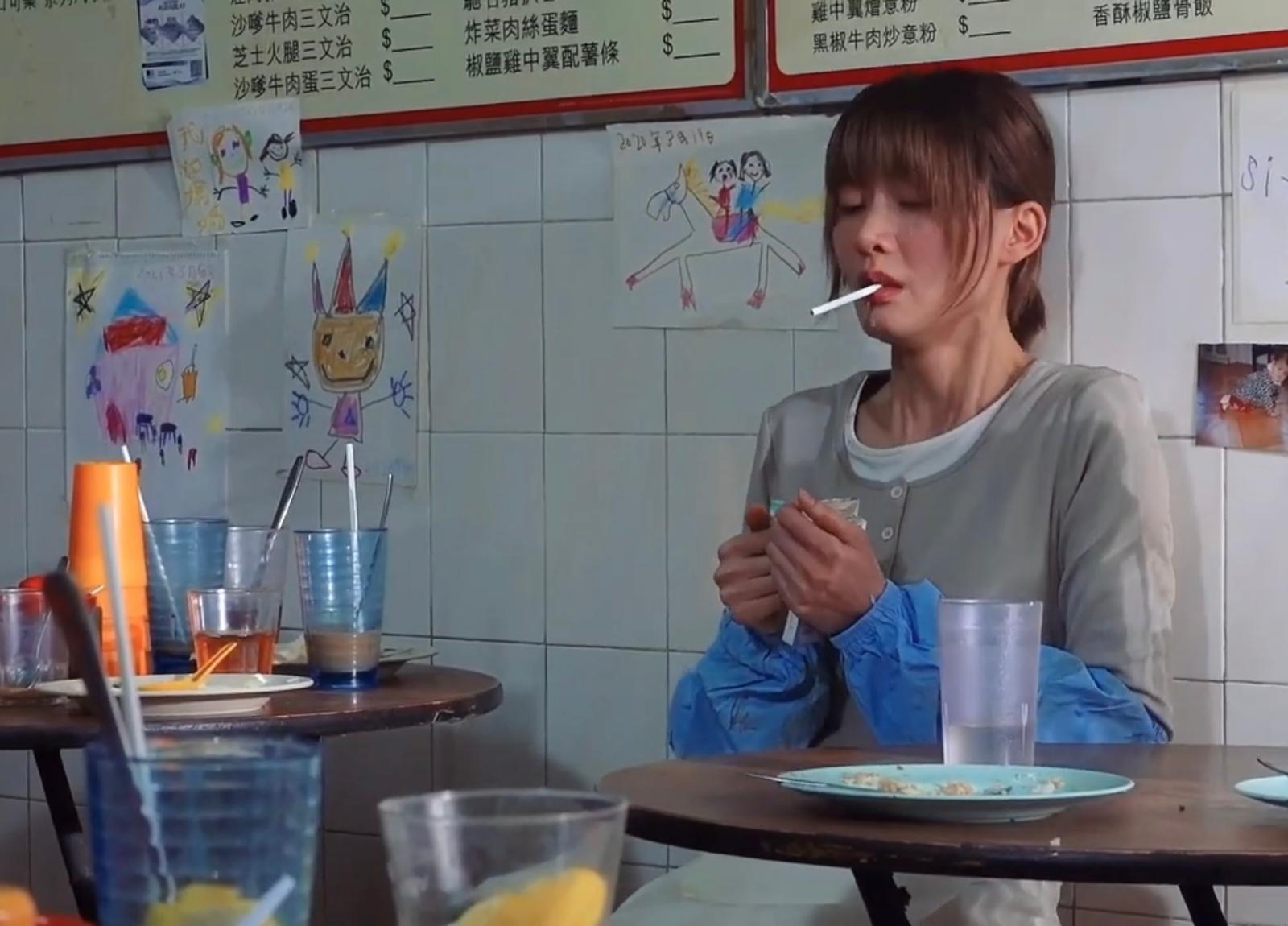 廖子妤在《不要活成自己討厭的模樣》MV演內耗崩潰的茶餐廳老闆娘。