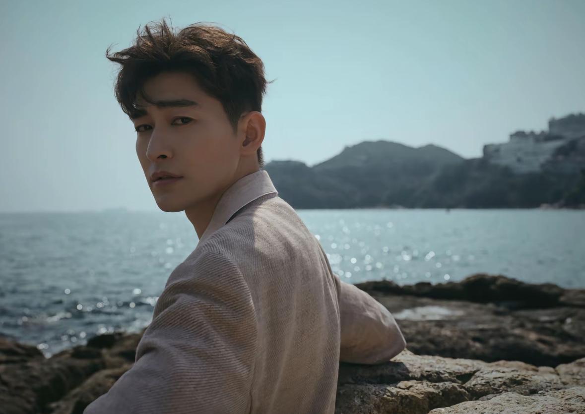 張翰早前透露自己骨折,如今現身香港。