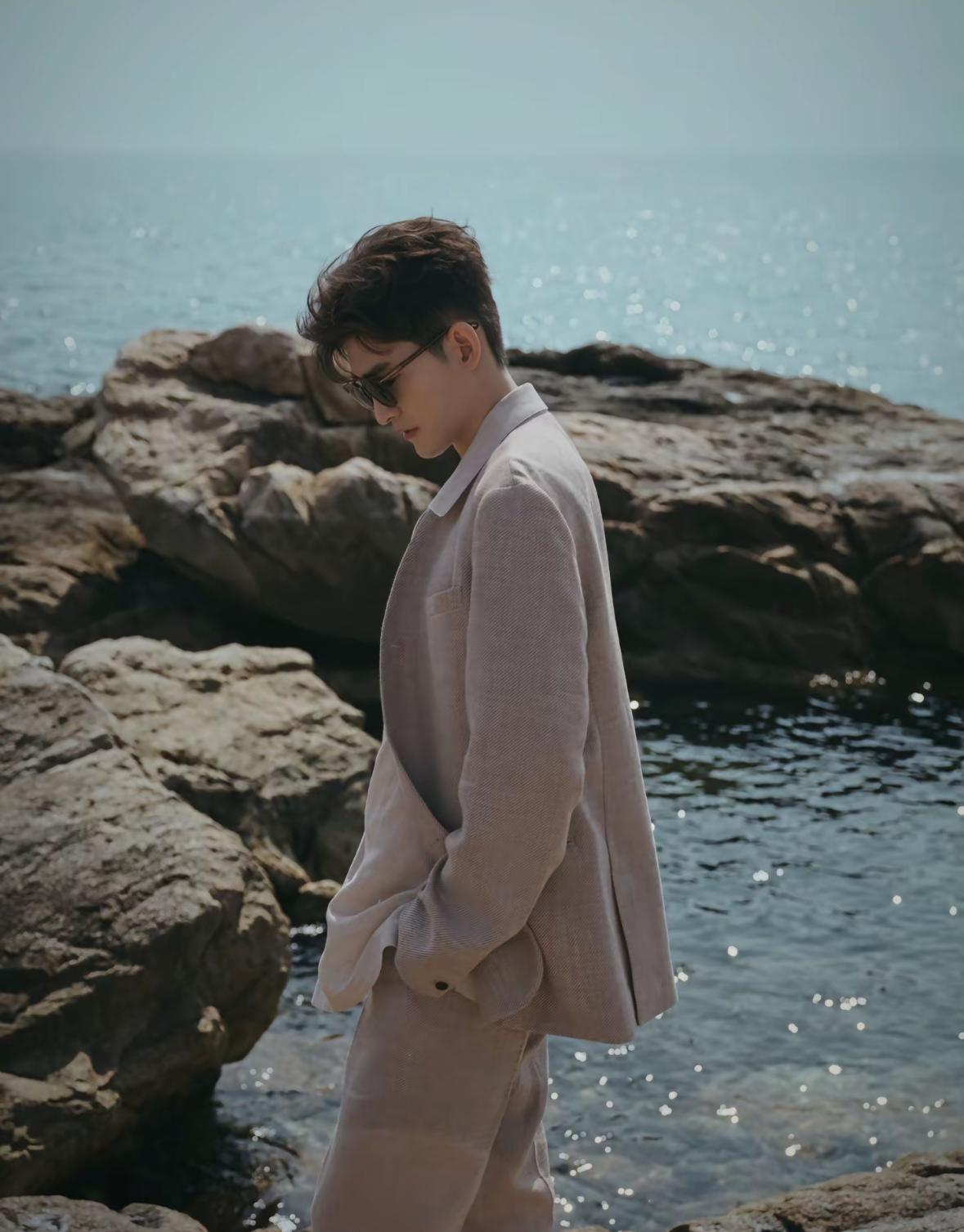 張翰早前透露自己骨折,如今現身香港。