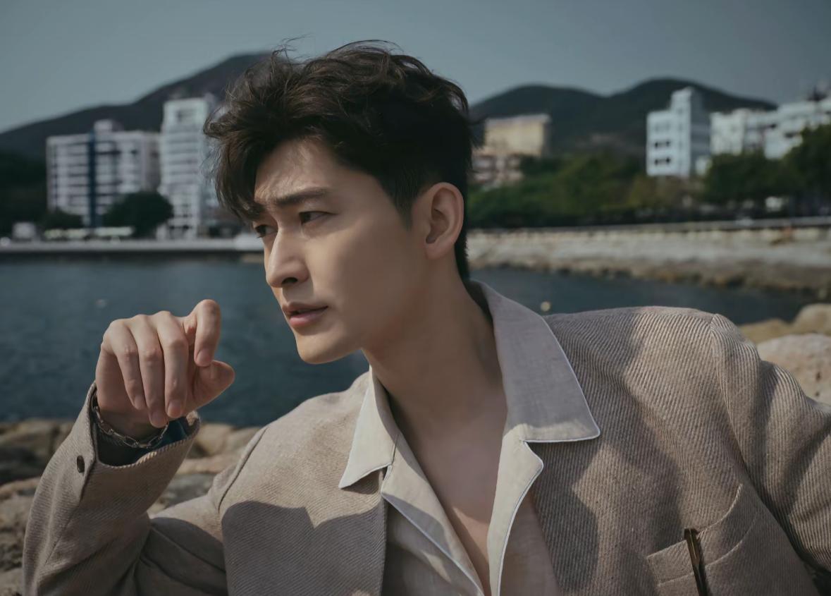 張翰早前透露自己骨折,如今現身香港。