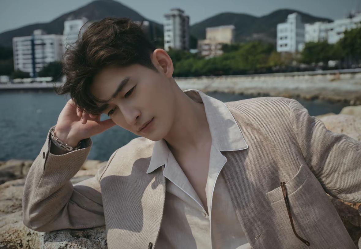 張翰早前透露自己骨折,如今現身香港。