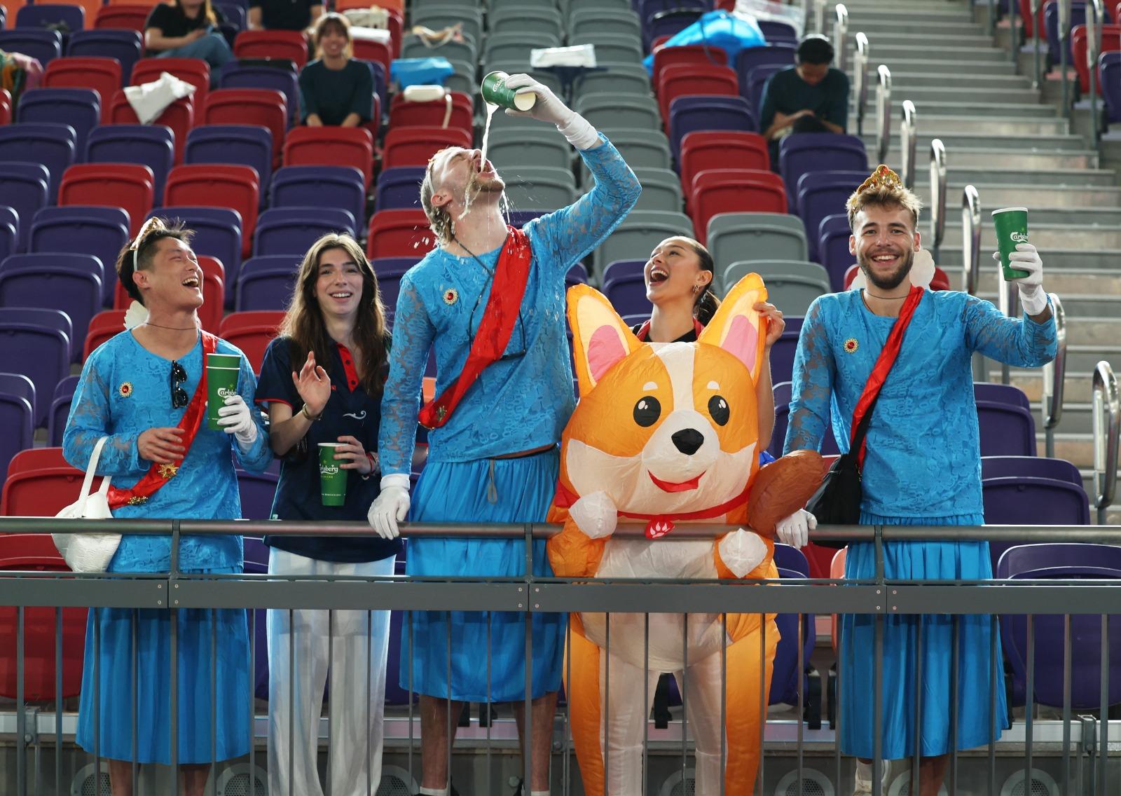 香港國際七人欖球賽2025|球迷一飲而盡。(路透社)