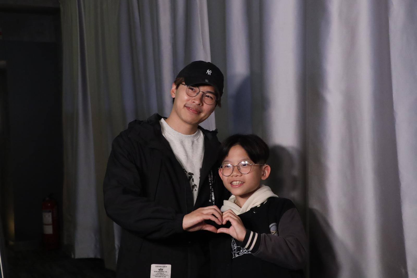 游學修和鄭進希在新寶戲院結業時,為《看我今天怎麼說》謝票。(娛樂組攝)