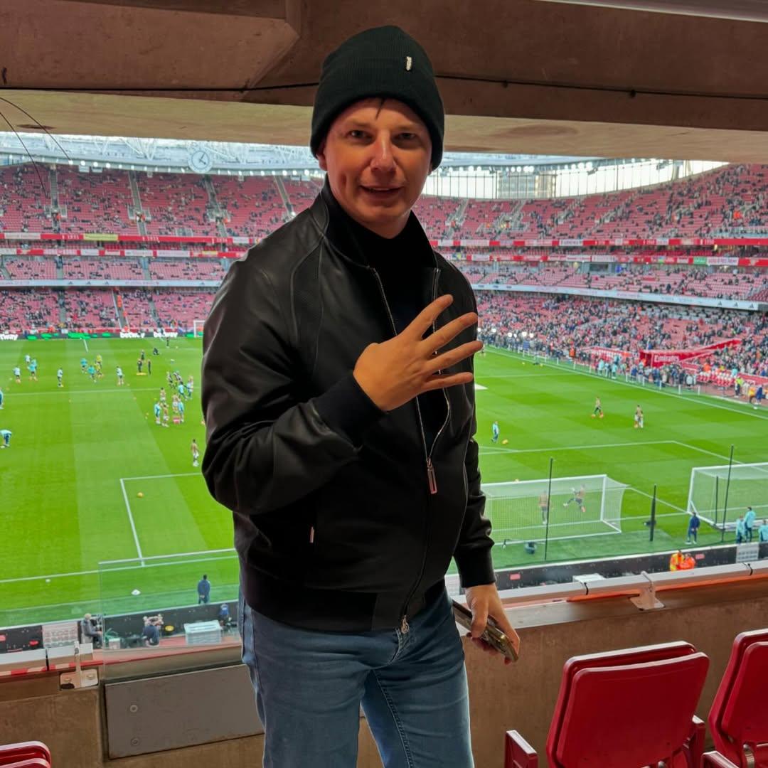 艾沙雲退休後仍不忘舉起4隻手指。