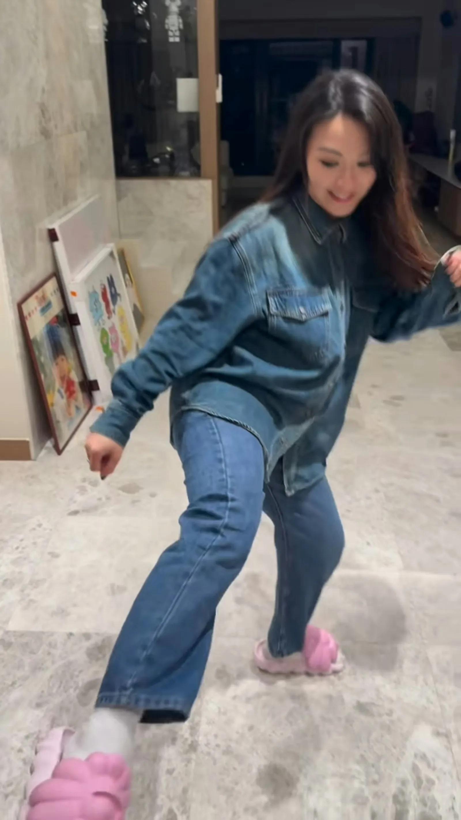 相中可見JW身後放滿BE@RBRICK公仔。