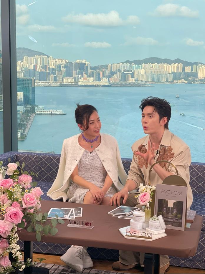 甘比與李佳琦一起主持直播,分享對藝術的看法。